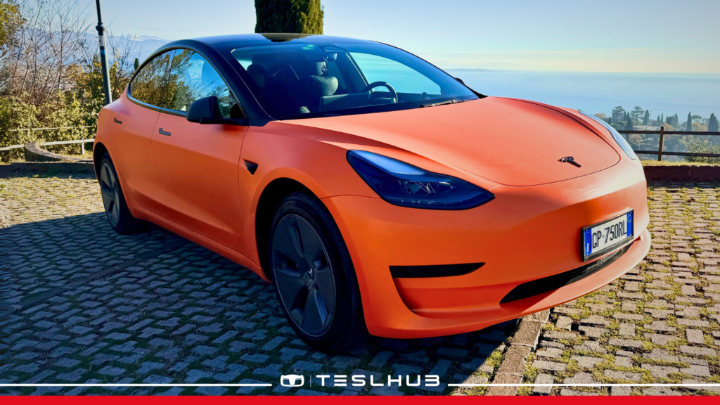 Tesla Model 3 arancione