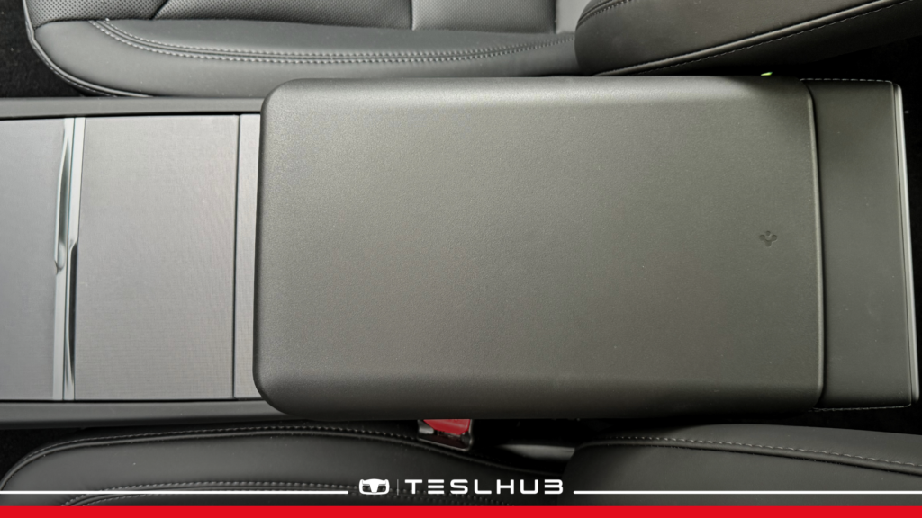 Accessorio Spigen per Tesla