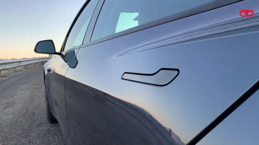 Tesla maniglie sotto accusa per sicurezza