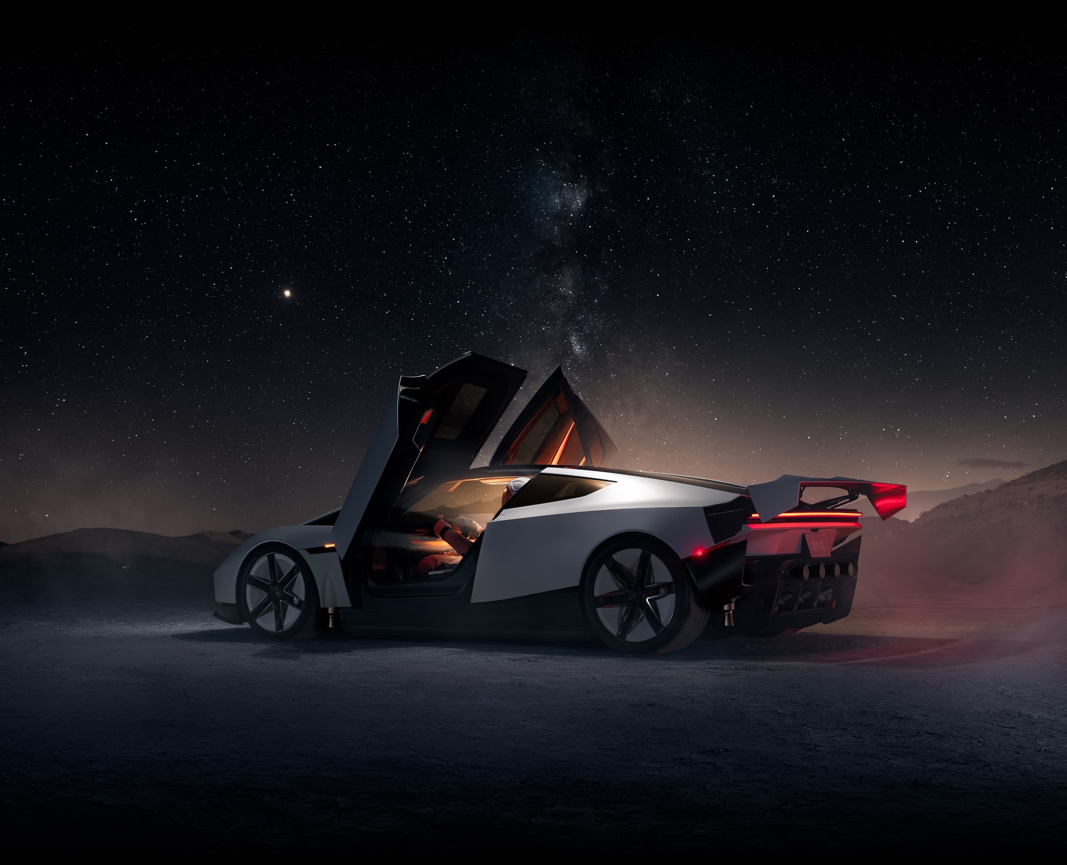 Tesla Roadster con portiere e ala aperte sotto un cielo stellato nella fotografia promozionale ufficiale