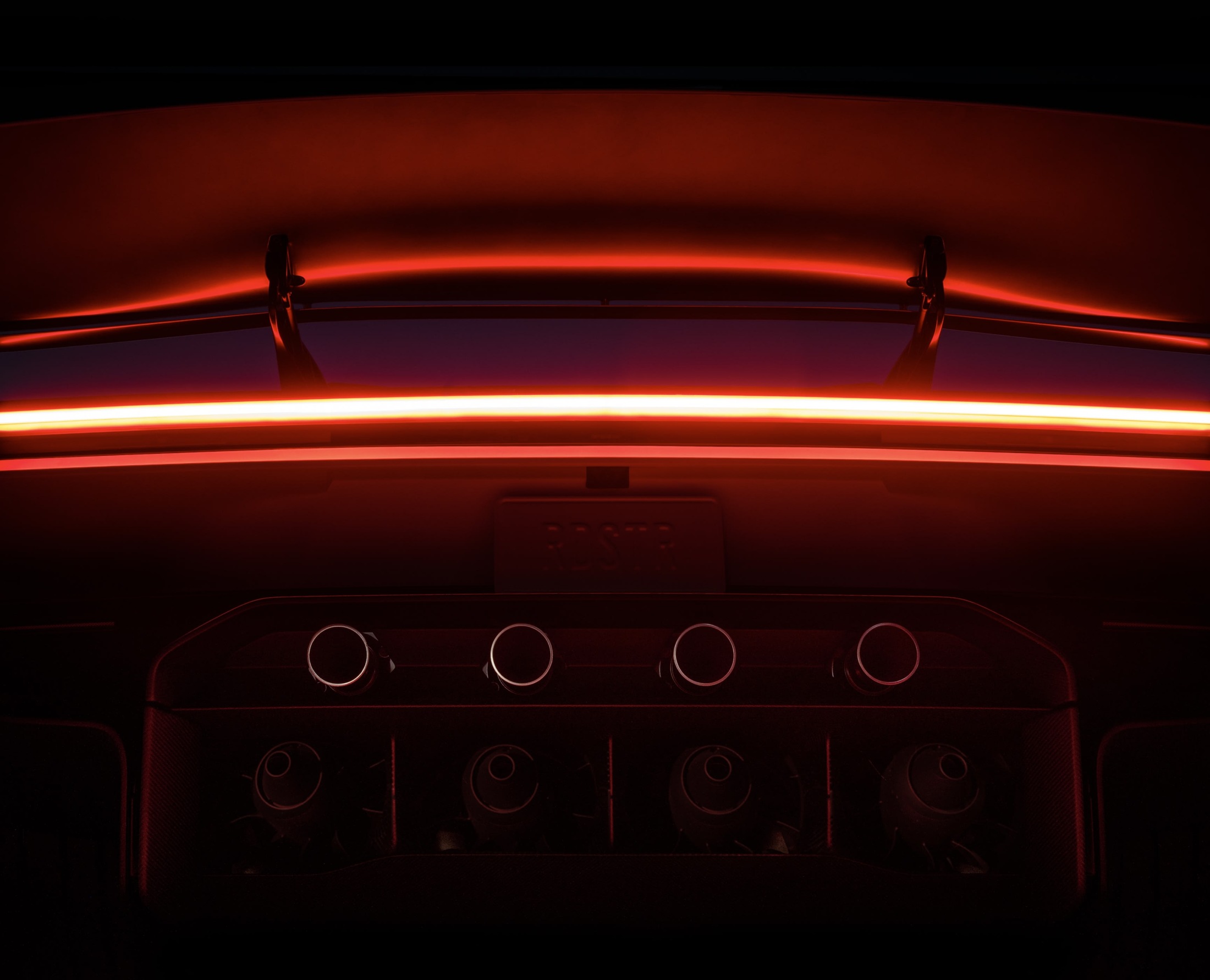 Posteriore della nuova Tesla Roadster con ala attiva e ugelli dei propulsori