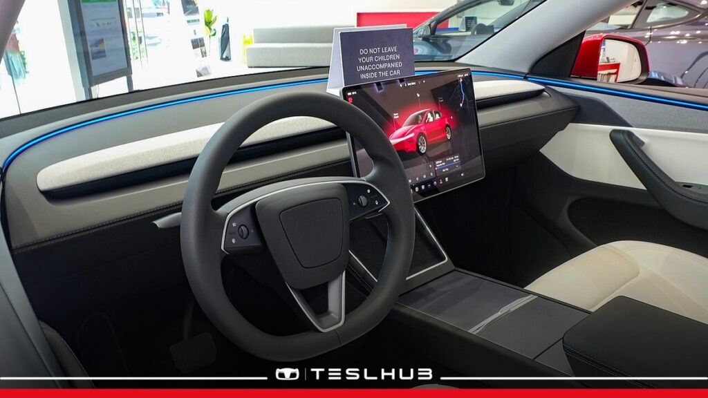 Abitacolo Model Y con il PNG originale per Articoli Teslhub