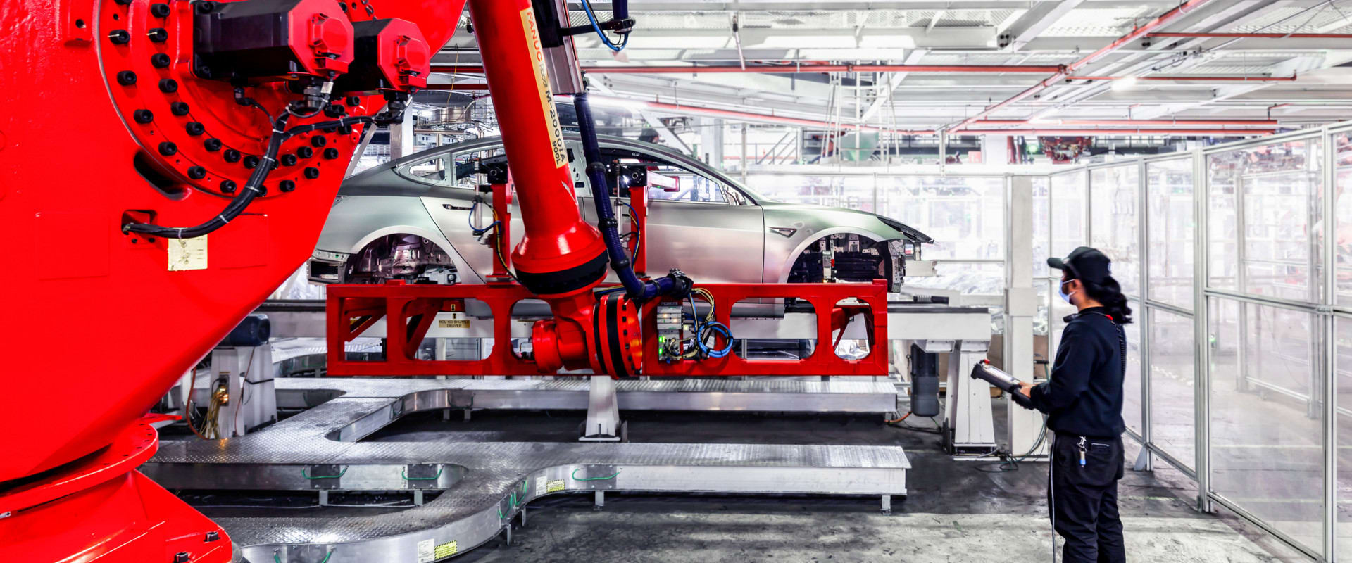 Robot industriale e scocca su una linea automobilistica Tesla: repertorio per la notizia Tesla Fremont