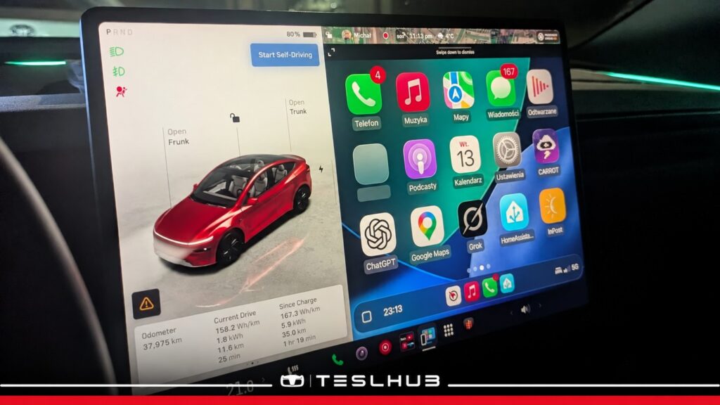 CarPlay sul display di una Tesla modificata, con copertina Teslhub