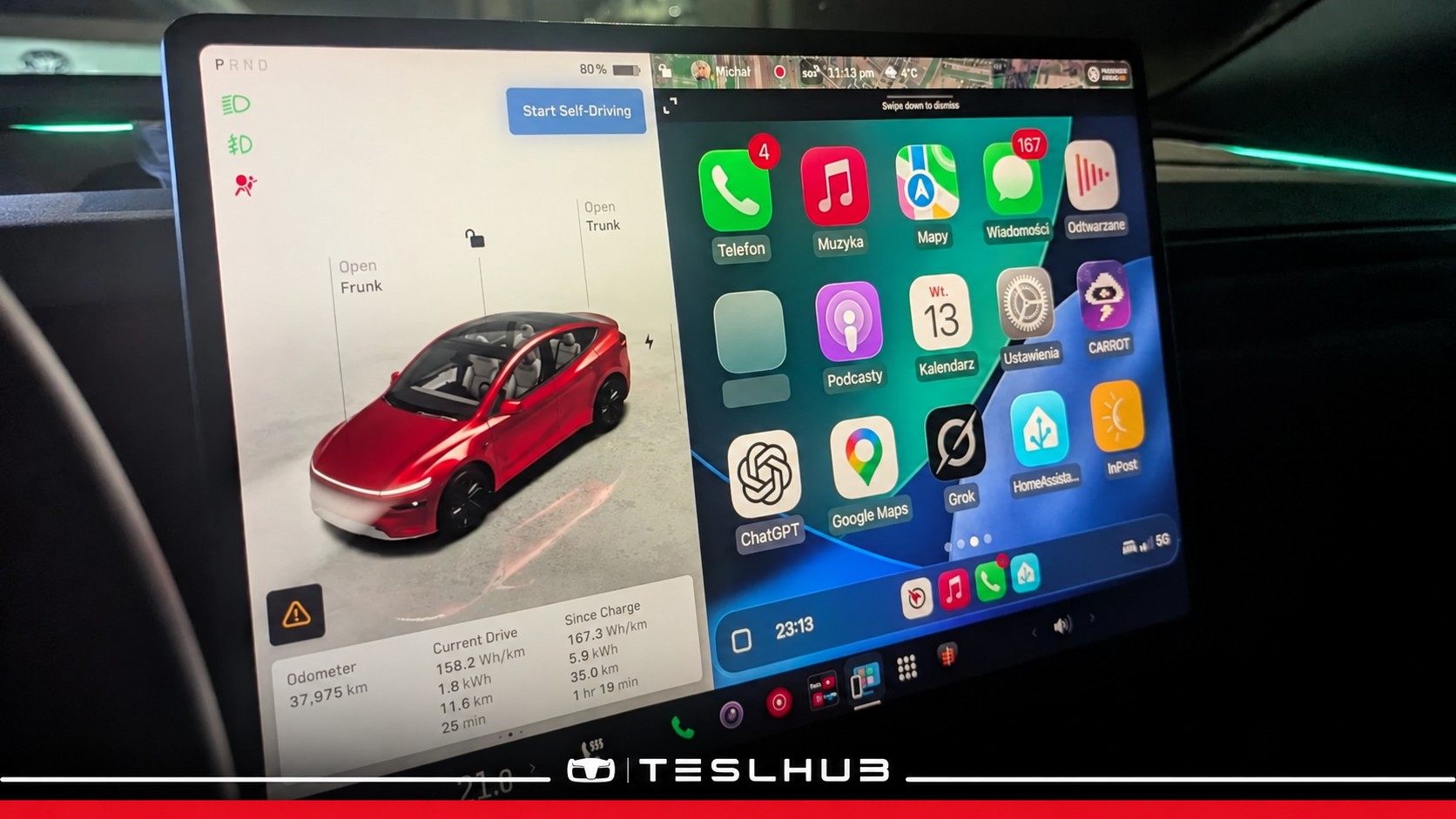CarPlay sul display di una Tesla modificata, con copertina Teslhub
