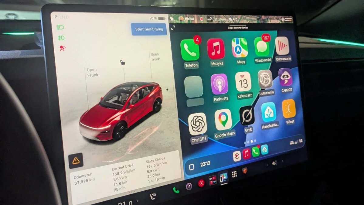 CarPlay sul lato destro del display Tesla accanto ai controlli dell’auto