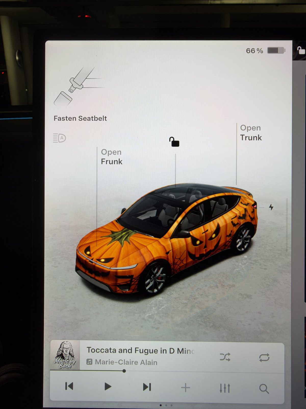 Livrea virtuale Halloween arancione con zucche sulla Tesla raffigurata nel display