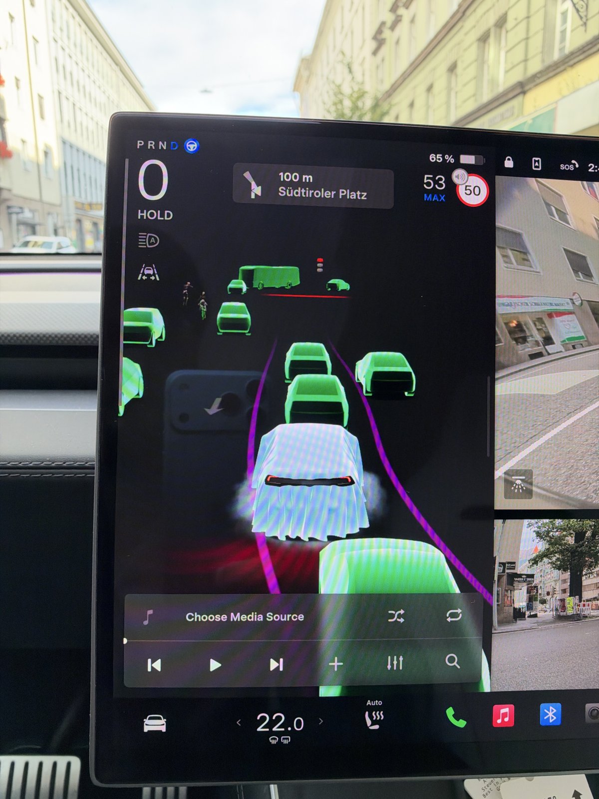 Display Tesla con veicoli verdi e percorso viola della modalità Halloween