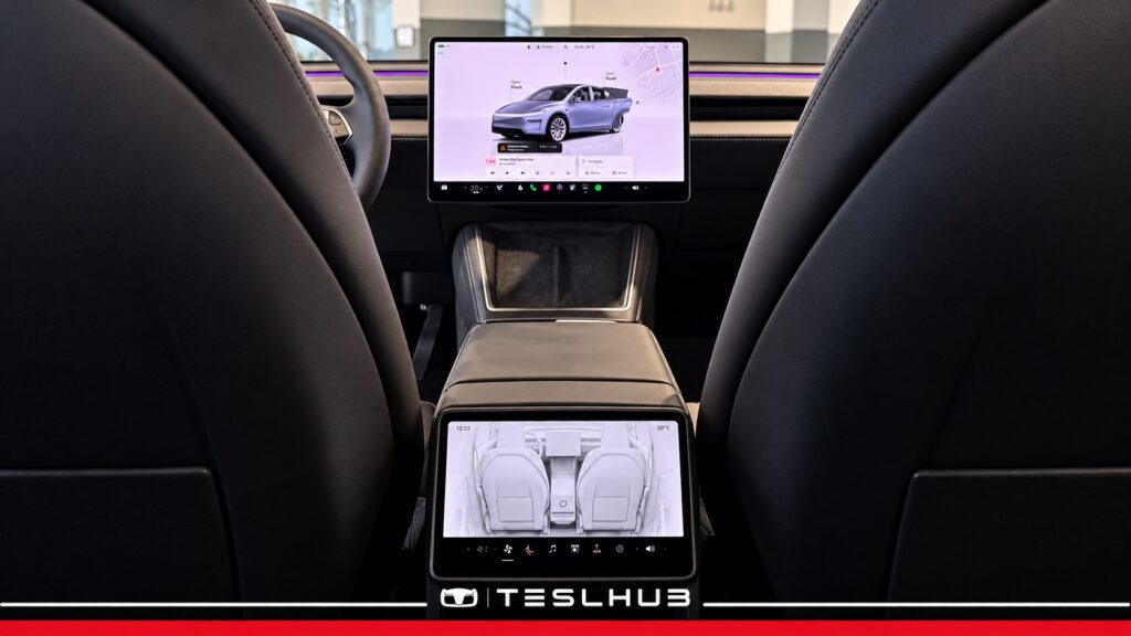 Display posteriore Tesla: immagine generica dell’abitacolo, copertina Teslhub