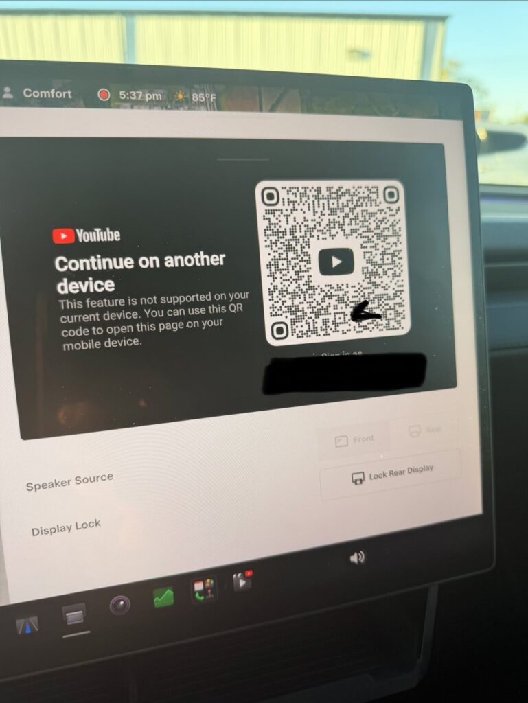 Display posteriore Tesla: il messaggio Continue on another device